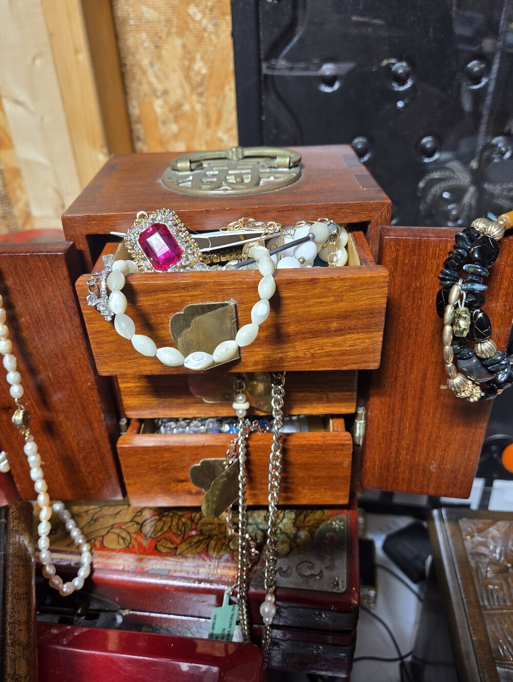 1950s ORIGINALChinese wood & brass-accented jewelry box or Tabletop Dresser - Picture 7 of 11